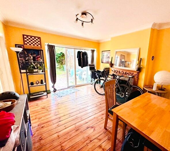 3 Bedroom House To Rent In Tottenham Road, London, N1