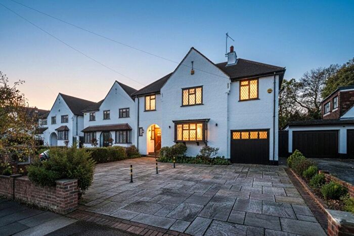 5 Bedroom Detached House For Sale In Lynwood Grove, Orpington, BR6
