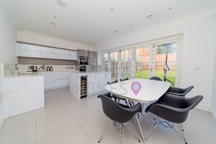 4 Bedroom Apartment To Rent In Ashridge Close, London, N3