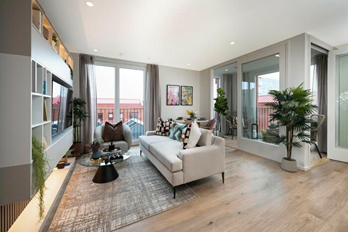 1 Bedroom Apartment For Sale In Poplar Riverside, Leven Road, London, E14