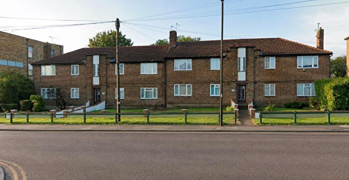 2 Bedroom Flat To Rent In Hoe Lane, Enfield, EN3