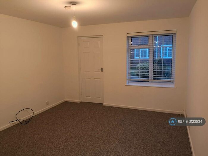 1 Bedroom Flat To Rent In Delaporte Close, Epsom, KT17