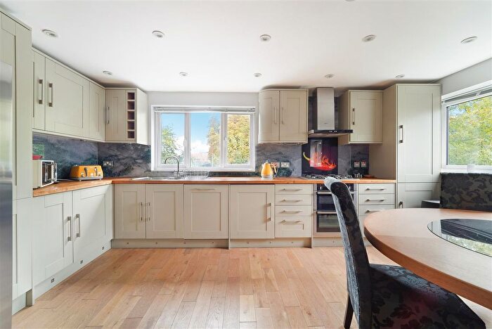 4 Bedroom Flat To Rent In Midmoor Road, London, SW19