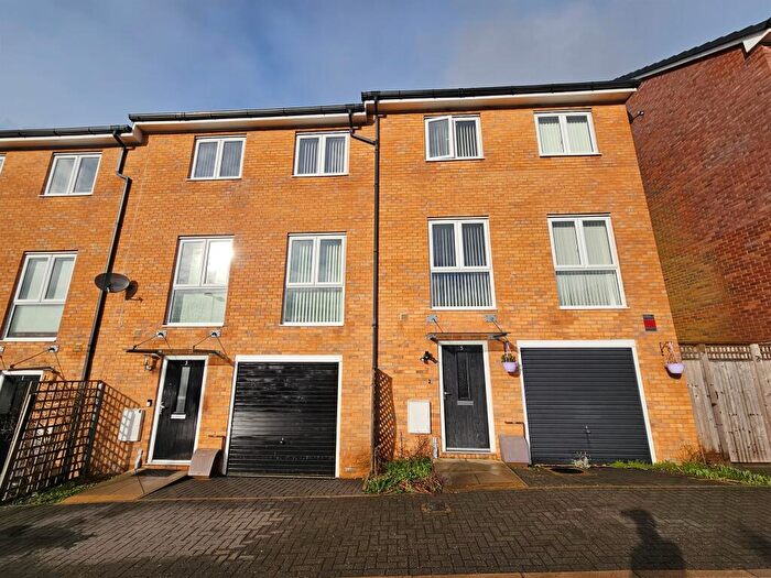 4 Bedroom Town House For Sale In Challney Gardens, Luton, LU4