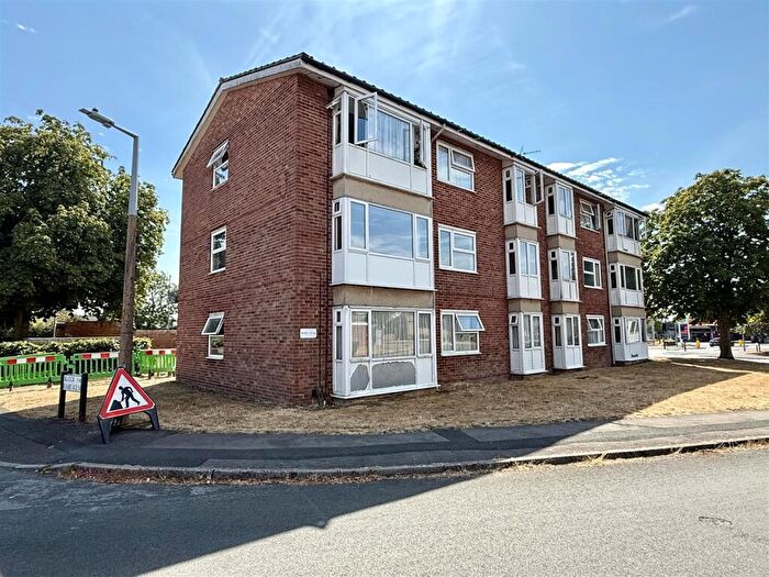 2 Bedroom Flat For Sale In Lime Kiln, Royal Wootton Bassett, Swindon, SN4