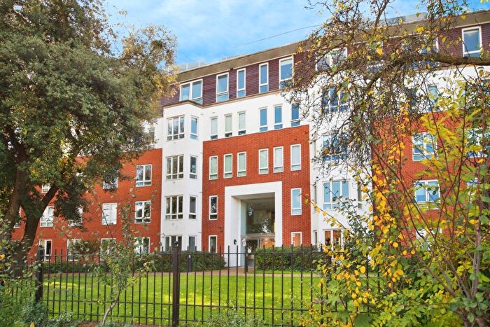 2 Bedroom Flat For Sale In High Road, London, E18