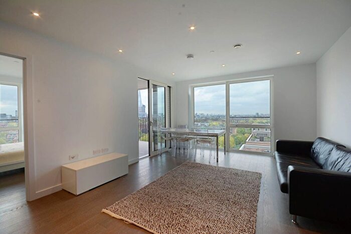 2 Bedroom Flat To Rent In Sayer Street, Elephant And Castle, London, SE17