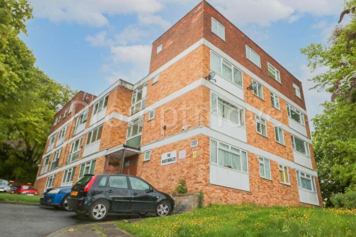 Studio To Rent In The Martindales, - Crescent Road Luton, LU2