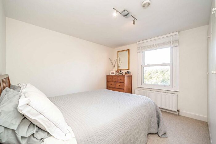 2 Bedroom Flat For Sale In Dornton Road, London, SW12