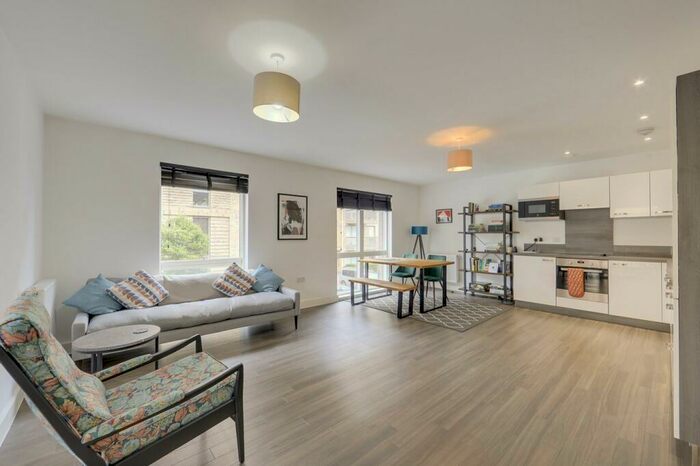 2 Bedroom Flat To Rent In Adenmore Road, Catford, London, SE6