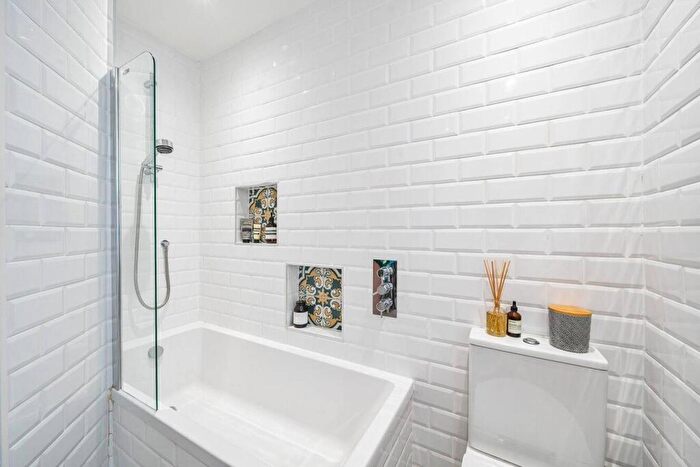 2 Bedroom Flat To Rent In Park Parade, Harlesden, London, NW10