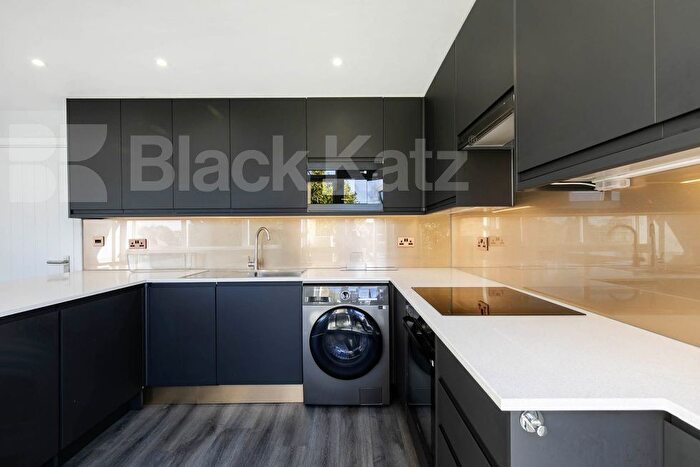 3 Bedroom Flat To Rent In The Oaks, Queens Park, NW6