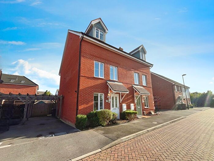 3 Bedroom Town House To Rent In Adams Road, Picket Piece, SP11