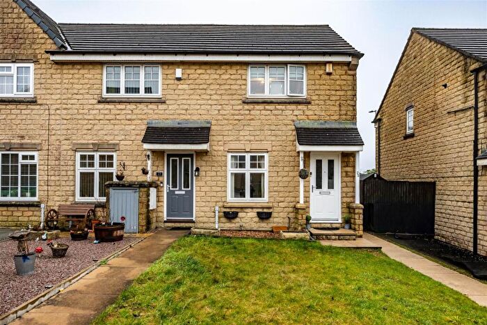 2 Bedroom Town House For Sale In Magpie Close, BD6