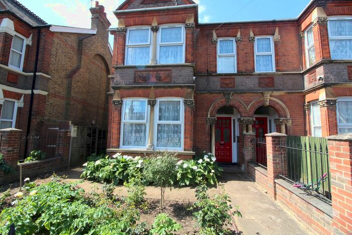 2 Bedroom Flat To Rent In Turners Hill, Cheshunt, Waltham Cross, EN8