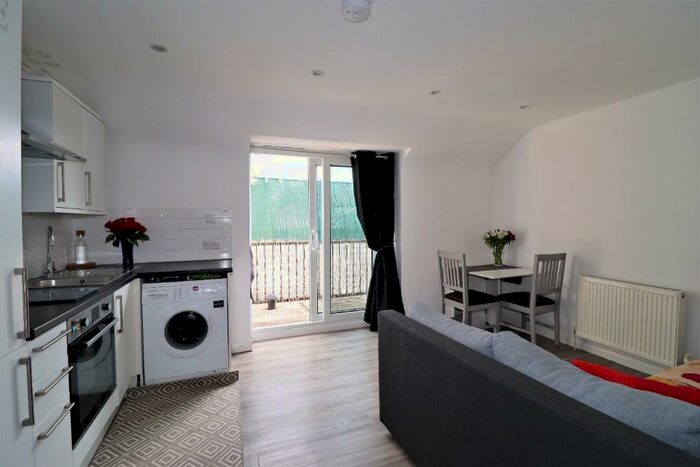 2 Bedroom Flat To Rent In Molesey Road, Walton-On-Thames, Surrey, KT12