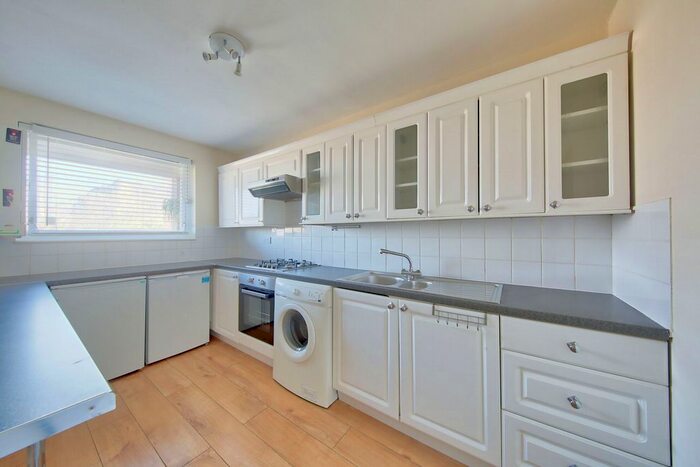 2 Bedroom Flat To Rent In Garrick Close, Wandsworth SW18