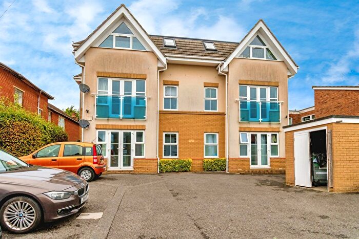 2 Bedroom Flat For Sale In Millbrook Road East, Southampton, SO15
