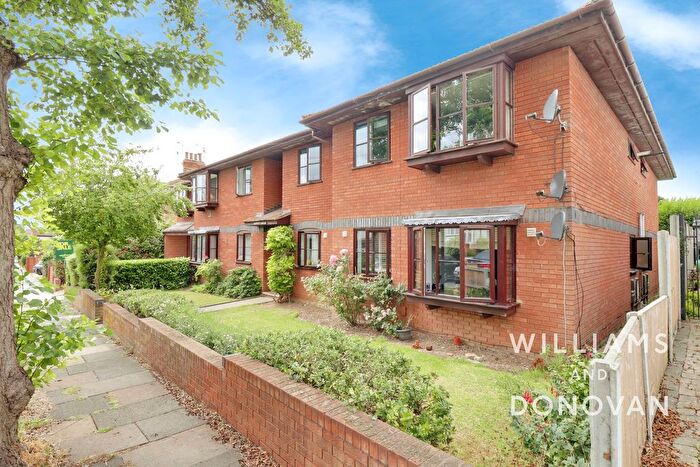 2 Bedroom Flat For Sale In Kingswood Chase, Leigh-On-Sea, SS9