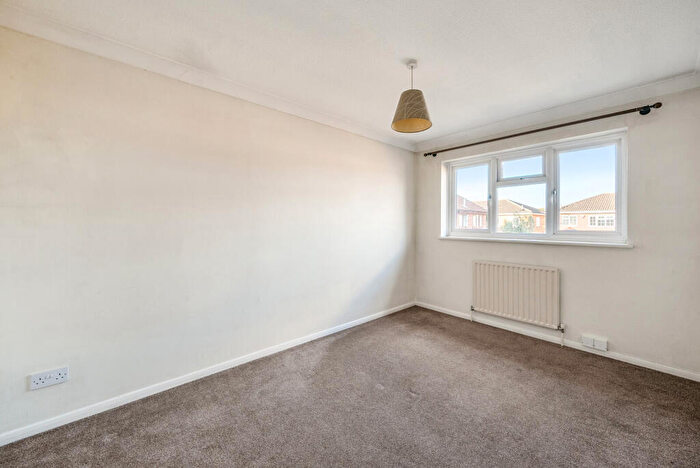 3 Bedroom End Of Terrace House For Sale In Chuters Close, Byfleet, KT14