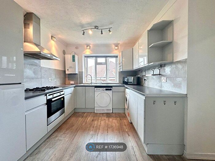 3 Bedroom Flat To Rent In Off East End Road, London, N2