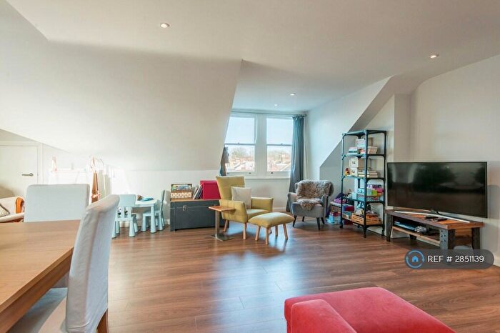 3 Bedroom Flat To Rent In Brondesbury Road, London, NW6