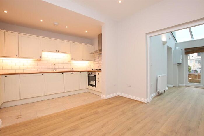 2 Bedroom Flat To Rent In Victoria Terrace, Bath, BA2