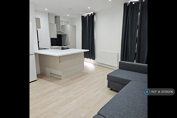 3 Bedroom Flat To Rent In Commercial Road, London, E14