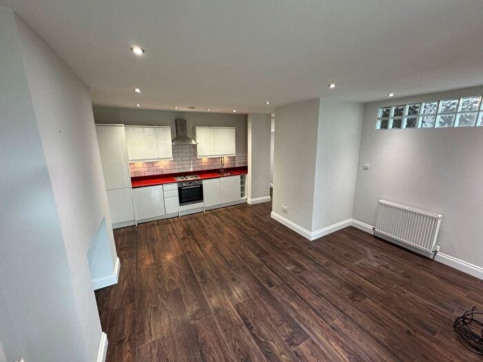 2 Bedroom Flat To Rent In St. Marys Road, London, NW11