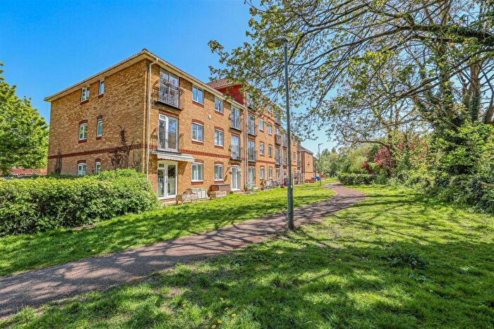 2 Bedroom Flat For Sale In Swan Mead, Hemel Hempstead, HP3