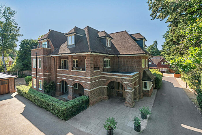 3 Bedroom Apartment For Sale In Holmes Mead, Pyrford, GU22