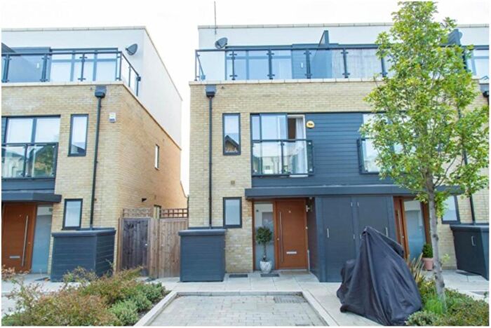 3 Bedroom Town House To Rent In Ashflower Drive Harold Wood Romford, RM3