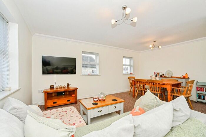 2 Bedroom Flat For Sale In Kingfisher Court, Calne, SN11