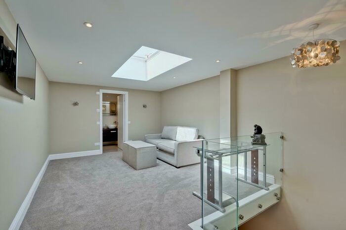 3 Bedroom Flat To Rent In Portsmouth Road, KT10