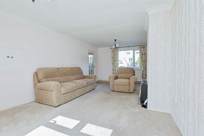 3 Bedroom Terraced House For Sale In Milnroy Road, Leicester, LE5