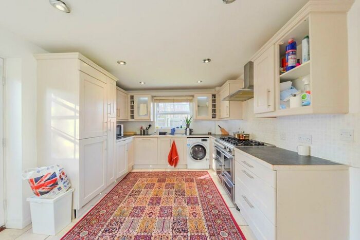 5 Bedroom Detached House To Rent In Cunningham Avenue, AL10