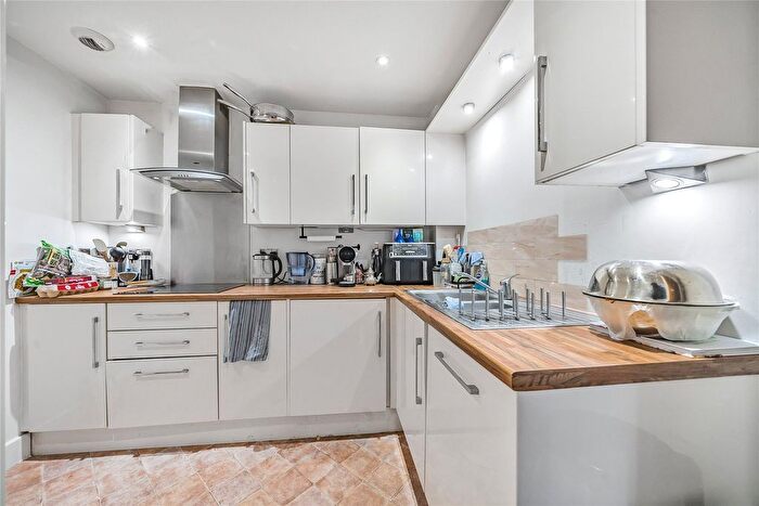 2 Bedroom Flat For Sale In Oakwood Avenue, Beckenham, BR3