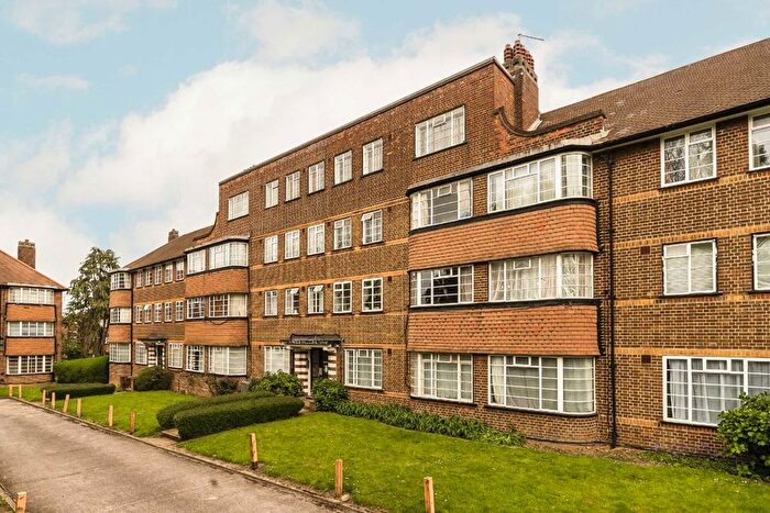 2 Bedroom Flat For Sale In Hanger Lane, Ealing, W5