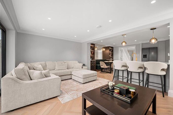 3 Bedroom Semi-Detached House For Sale In Foxmead Close, Enfield, EN2