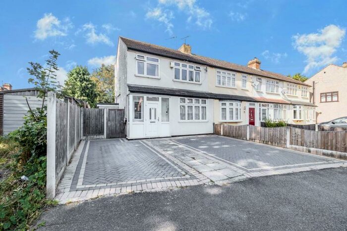 3 Bedroom End Of Terrace House To Rent In Richards Avenue, Romford, London, RM7