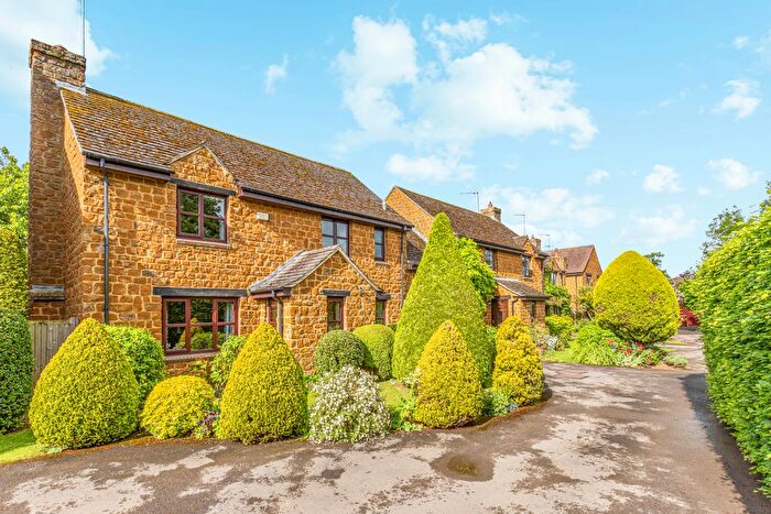 4 Bedroom Detached House For Sale In The Dairyground, Shutford, OX15