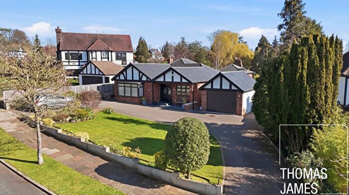 3 Bedroom Detached House For Sale In Eversley Crescent, London, N21