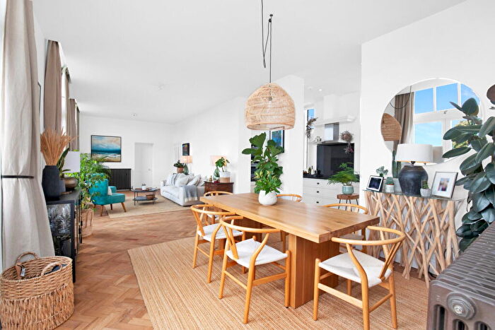 2 Bedroom Apartment For Sale In Kings Drive, Midhurst, GU29