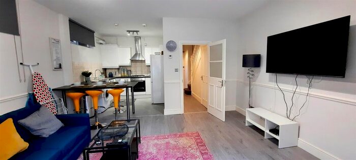 4 Bedroom Flat To Rent In Goldhawk Road, Shepherds Bush, London, W12