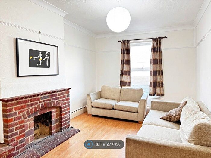 4 Bedroom Maisonette To Rent In Holdenhurst Road, Bournemouth, BH8