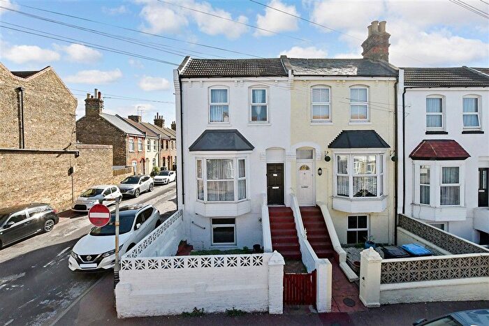 1 Bedroom Flat For Sale In Clifton Gardens, Margate, Kent, CT9