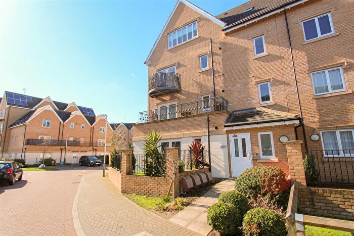 1 Bedroom Flat To Rent In Titus Lodge, Varcoe Gardens, Hayes, UB3