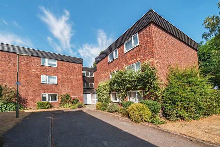 2 Bedroom Flat For Sale In Mount Felix, Walton-On-Thames, KT12