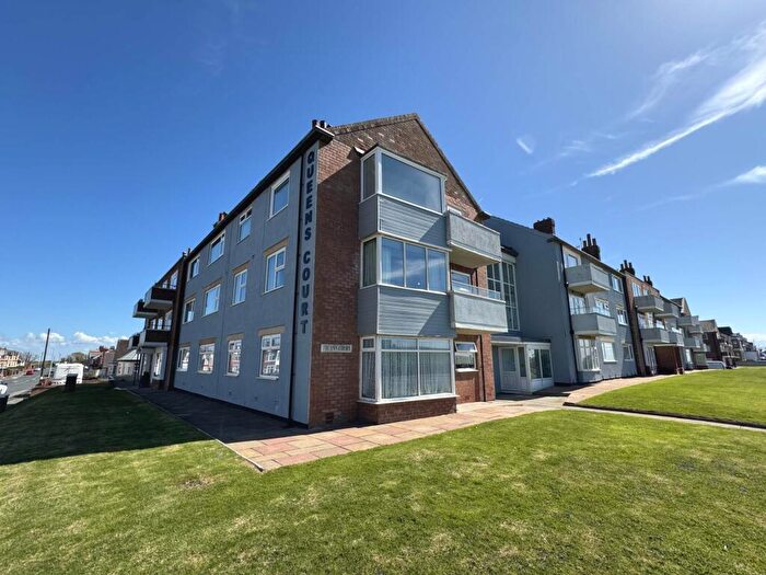 3 Bedroom Flat For Sale In Queens Court, Queens Promenade, Bispham, FY2