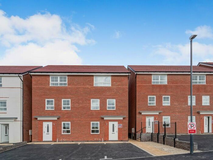 3 Bedroom Semi-Detached House To Rent In Hillcrest Road, Nuneaton, Warwickshire, CV10